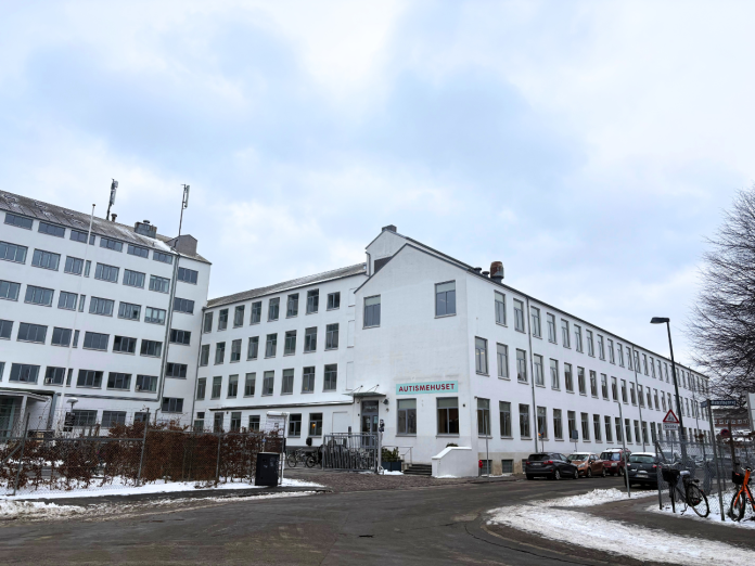 Billede af Kompasset Valbys indgang fra gaden. Kompasset Valby ligger ved siden af Autismehuset.