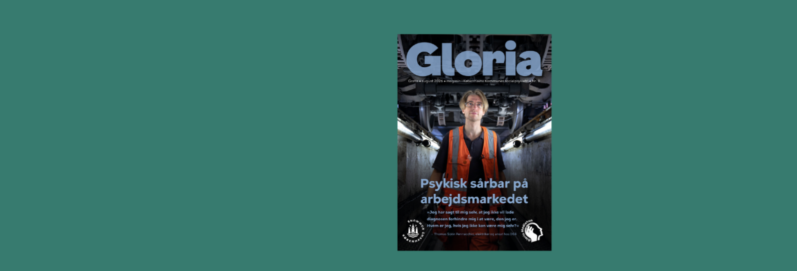 Grøn baggrund med et billede af forsiden i august-udgivelsen af Gloria Magasinet